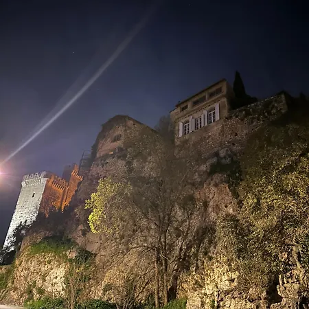 Casa vacanze Charmante Petite Maison Avec Vue Panoramique, En Centre Historique, Proche D'avignon, Ancienne, Renovee, Climatisee, Terrasse, Parking Public Gratuit