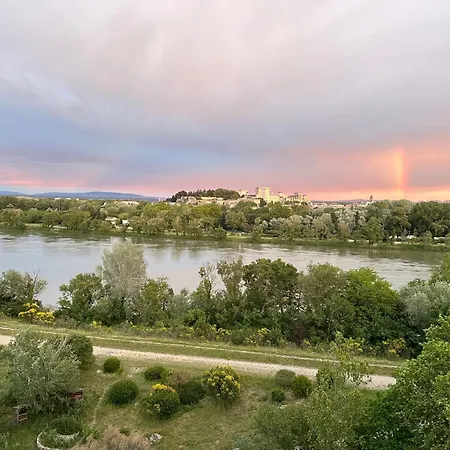 Charmante Petite Maison Avec Vue Panoramique, En Centre Historique, Proche D'avignon, Ancienne, Renovee, Climatisee, Terrasse, Parking Public Gratuit *